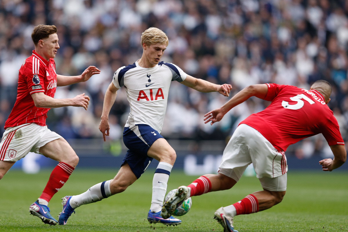 노팅엄전에 나선 베리발(가운데) EPA