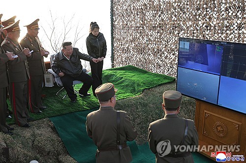 北, 탄도미사일 집속탄두 시험발사…김정은 "표적타격 만족"