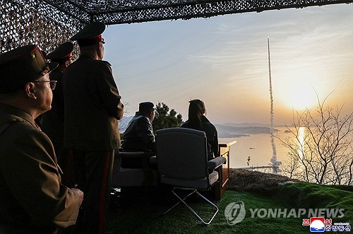 (평양 조선중앙통신=연합뉴스) 북한이 단거리 지대지 탄도미사일 집속탄두 위력을 평가하는 시험발사에 성공했다고 밝혔다. 조선중앙통신은 20일 "미사일총국은 19일 개량된 지상 대 지상 전술탄도미사일 '화성포-11라'형 전투부(탄두) 위력 평가를 위한 시험발사를 진행하였다"고 보도했다.2026.4.20 [국내에서만 사용가능. 재배포 금지. For Use Only in the Republic of Korea. No Redistribution] nkphoto@yna.co,kr