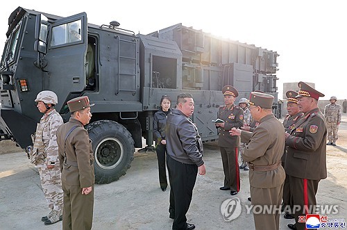 (평양 조선중앙통신=연합뉴스) 북한이 단거리 지대지 탄도미사일 집속탄두 위력을 평가하는 시험발사에 성공했다고 밝혔다. 조선중앙통신은 20일 "미사일총국은 19일 개량된 지상 대 지상 전술탄도미사일 '화성포-11라'형 전투부(탄두) 위력 평가를 위한 시험발사를 진행하였다"고 보도했다.2026.4.20 [국내에서만 사용가능. 재배포 금지. For Use Only in the Republic of Korea. No Redistribution] nkphoto@yna.co,kr