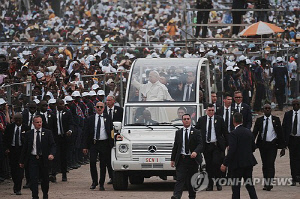교황 `내전 상흔` 앙골라서 대규모 미사…
