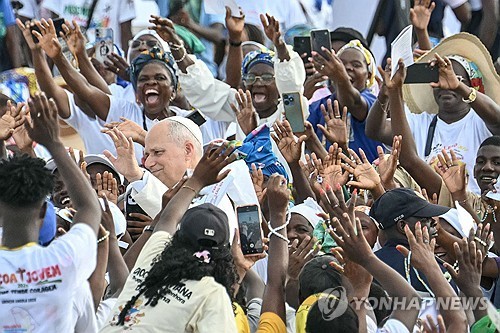 마마 무시마 성모 성지에 도착해 환영받는 레오 14세 교황 [AFP 연합뉴스 자료사진. 재판매 및 DB 금지]