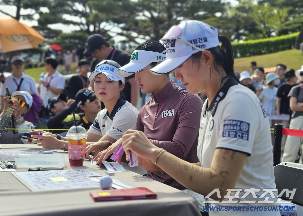 경기 후 스코어를 적는 챔피언조 김민선 김민별 전예성(오른쪽부터) 김해=스포츠조선 정현석 기자 hschung@sportschosun.com