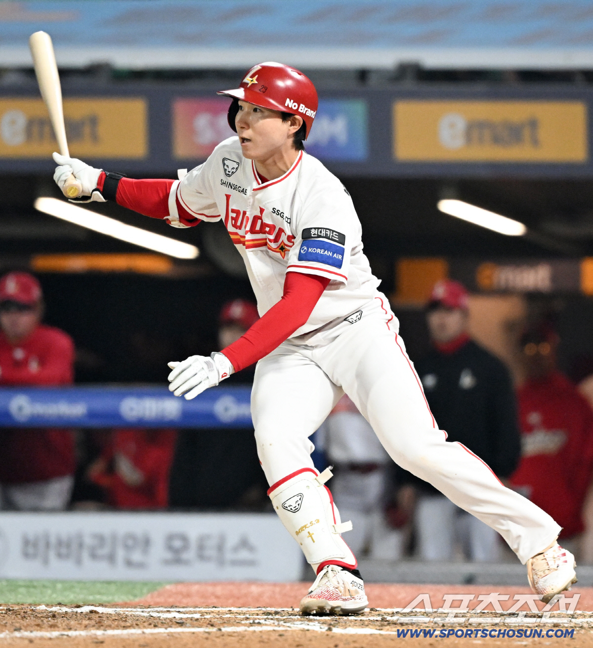 15일 인천SSG랜더스필드에서 열린 SSG와 두산의 경기. 6회말 1사 3루 SSG 박성한이 적시타를 날리고 있다. 인천=박재만 기자 pjm@sportschosun.com/2026.04.15/