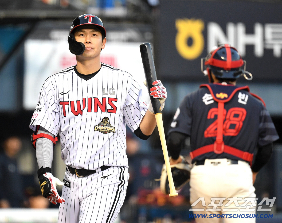 15일 잠실구장에서 열린 LG와 롯데의 주중 3연전 두 번째 경기. 2회 삼진을 당하며 타석을 물러나는 LG 홍창기. 잠실=송정헌 기자 songs@sportschosun.com/2026.04.15/