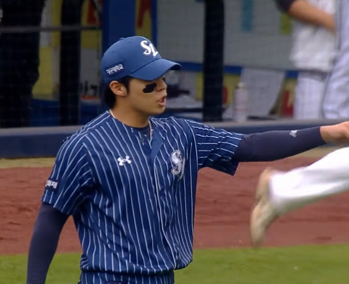 불만을 터뜨리는 원태인의 왼손은 홈이 아닌 3루를 향해 있다. 출처=중계화면