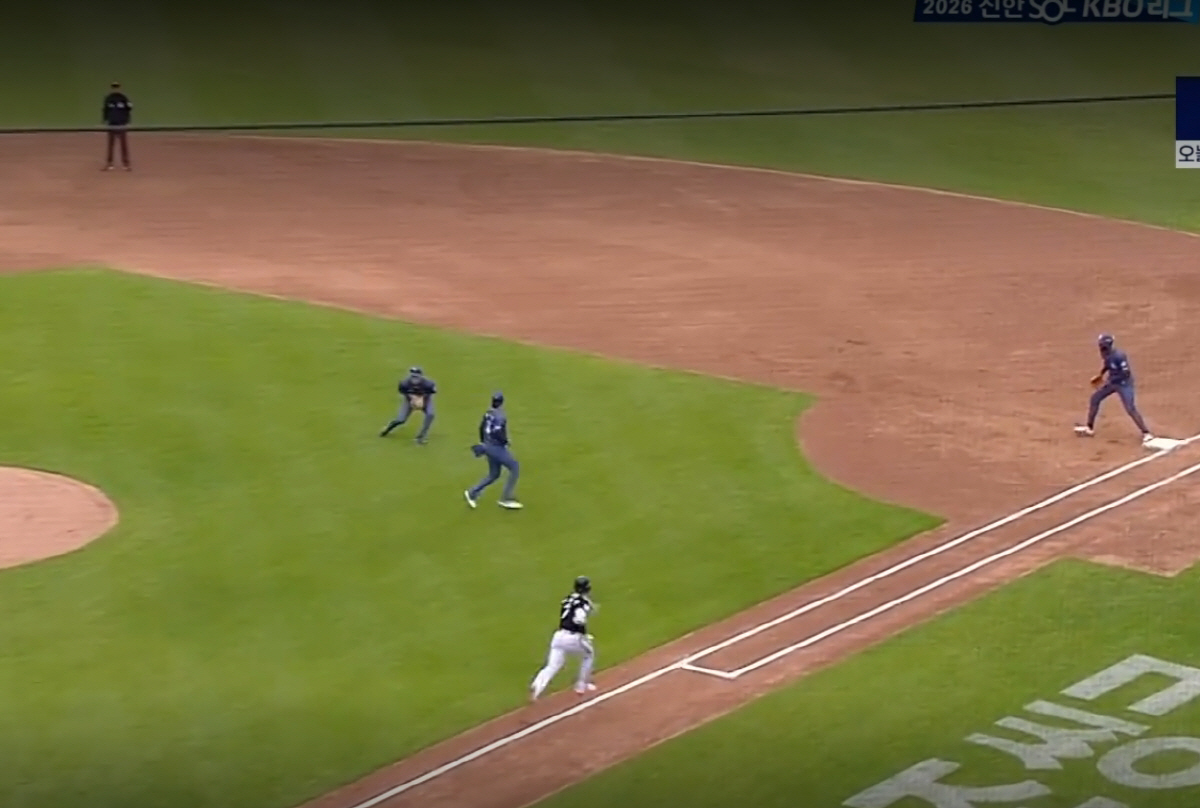 1루 커버를 들어가고 있는 원태인. 3루주자 위치를 확인할 수 없는 자세였다. 출처=중계화면
