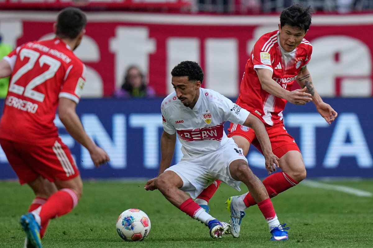 슈투트가르트 토마스를 수비하고 있는 김민재(오른쪽) AP