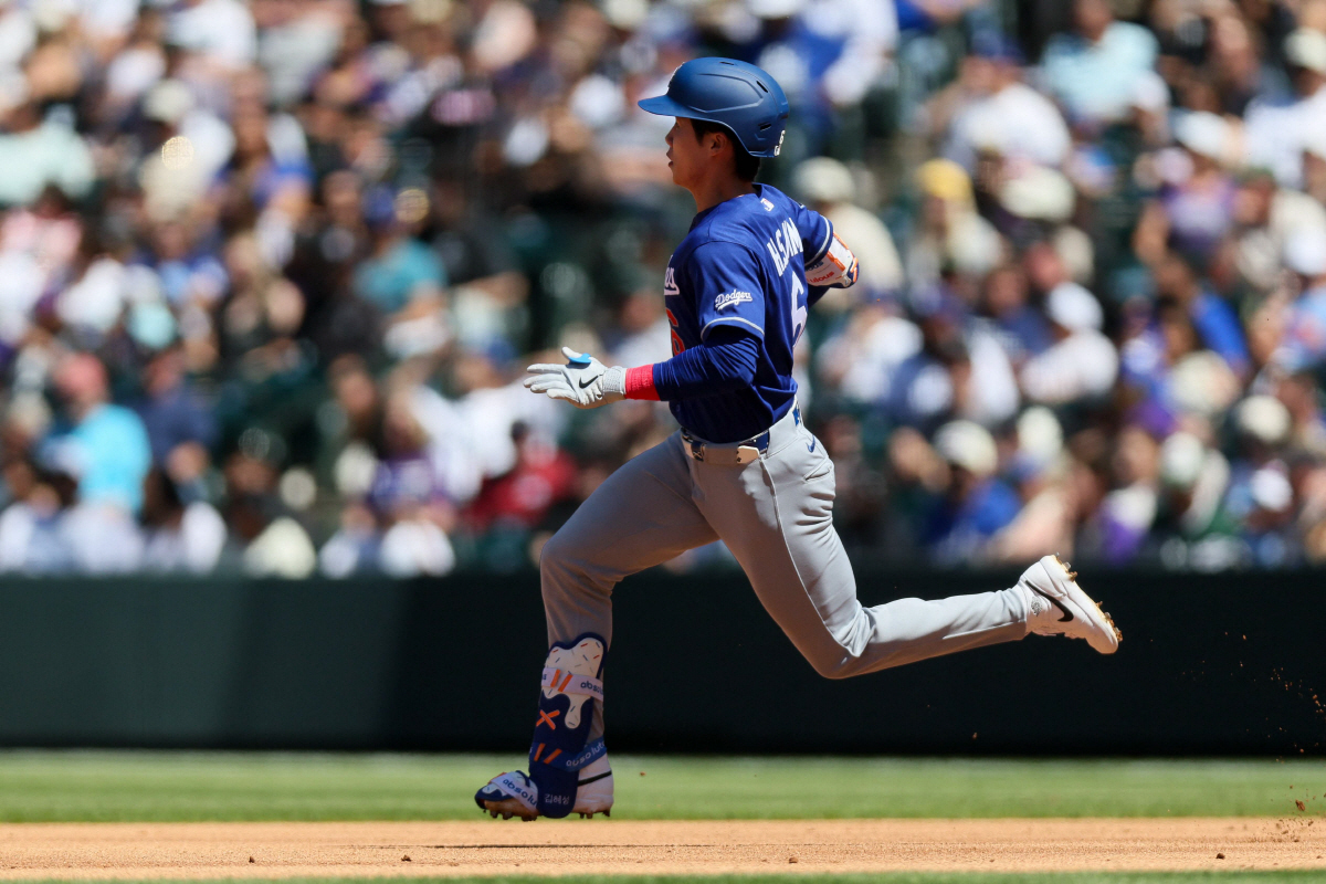 DENVER, CO - APRIL 19: Hyeseong Kim #6 of the Los Angeles Dodgers sprints to second with a double in the fourth inning against the Colorado Rockies at Coors Field on April 19, 2026 in Denver, Colorado. Justin Edmonds/Getty Images/AFP (Photo by Justin Edmonds / GETTY IMAGES NORTH AMERICA / Getty Images via AFP)