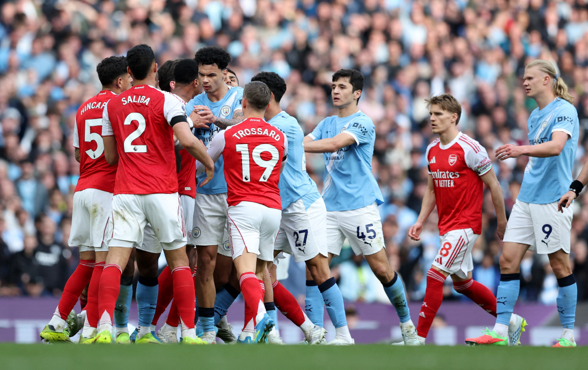 Soccer Football - Premier League - Manchester City v Arsenal - Etihad Stadium, Manchester, Britain - April 19, 2026 Players from both teams react after Arsenal's Gabriel Magalhaes clashes with Manchester City's Erling Haaland REUTERS/Scott Heppell EDITORIAL USE ONLY. NO USE WITH UNAUTHORIZED AUDIO, VIDEO, DATA, FIXTURE LISTS, CLUB/LEAGUE LOGOS OR 'LIVE' SERVICES. ONLINE IN-MATCH USE LIMITED TO 120 IMAGES, NO VIDEO EMULATION. NO USE IN BETTING, GAMES OR SINGLE CLUB/LEAGUE/PLAYER PUBLICATIONS. PLEASE CONTACT YOUR ACCOUNT REPRESENTATIVE FOR FURTHER DETAILS..