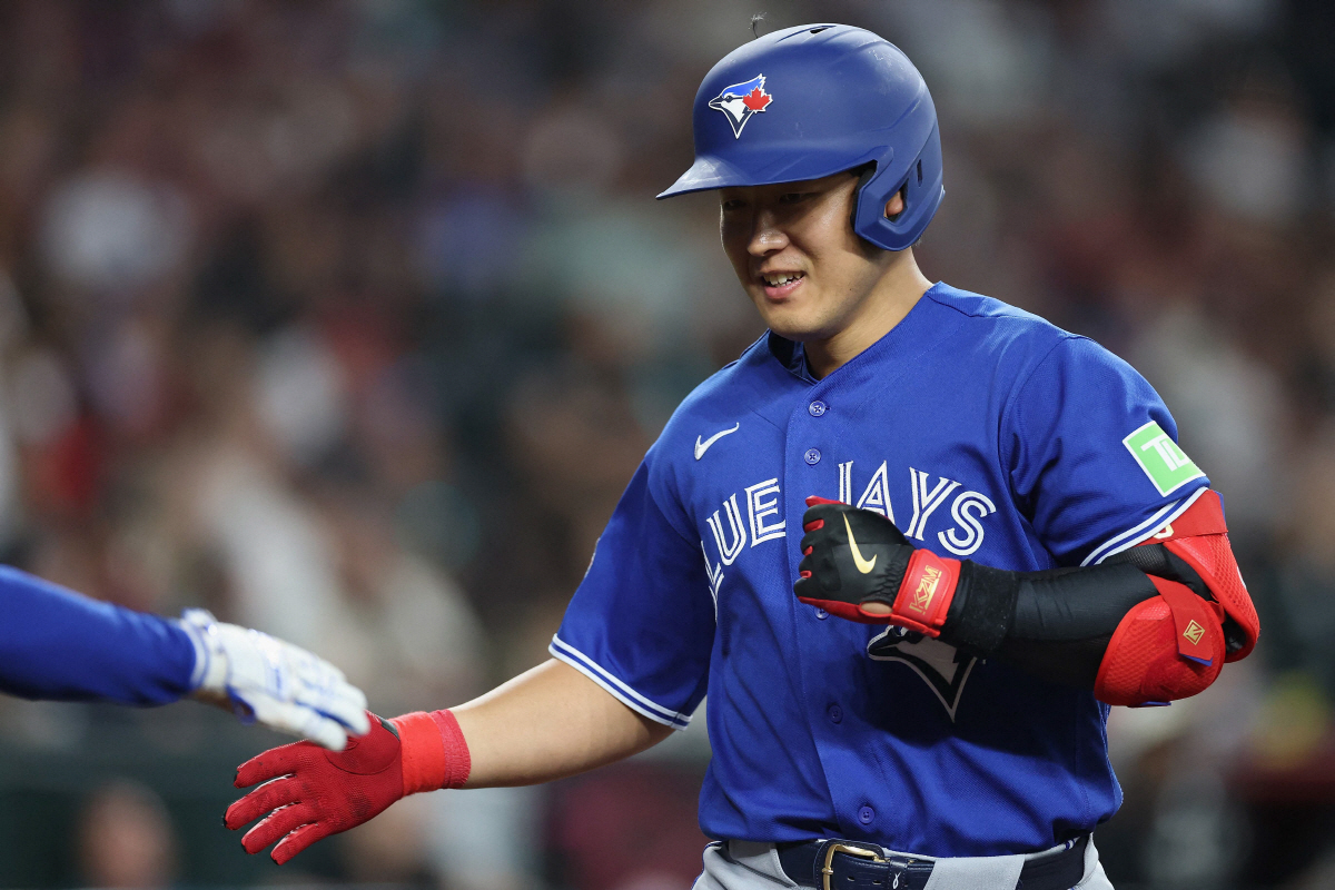 오카모토 가즈마가 3회 좌월 솔로홈런을 치고 들어오고 있다. AFP연합뉴스