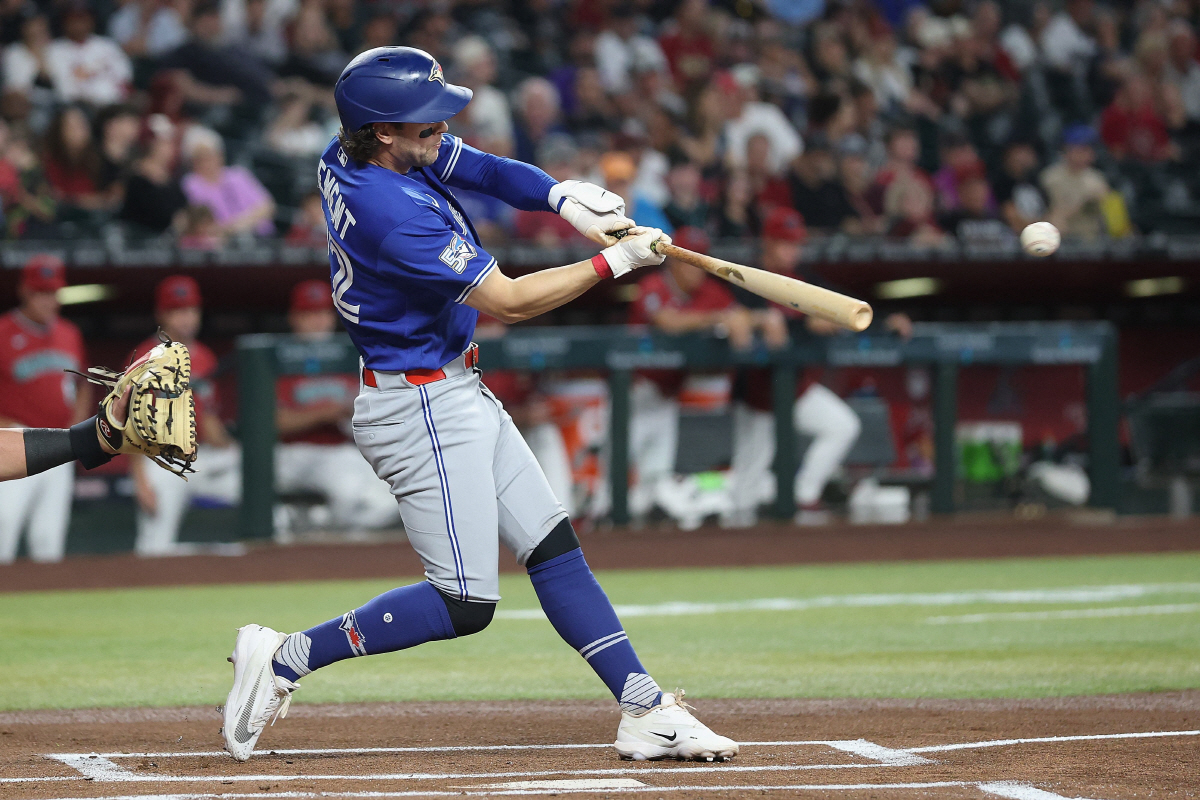 어니 클레멘트가 1회초 좌중간 2루타를 날리고 있다. AFP연합뉴스