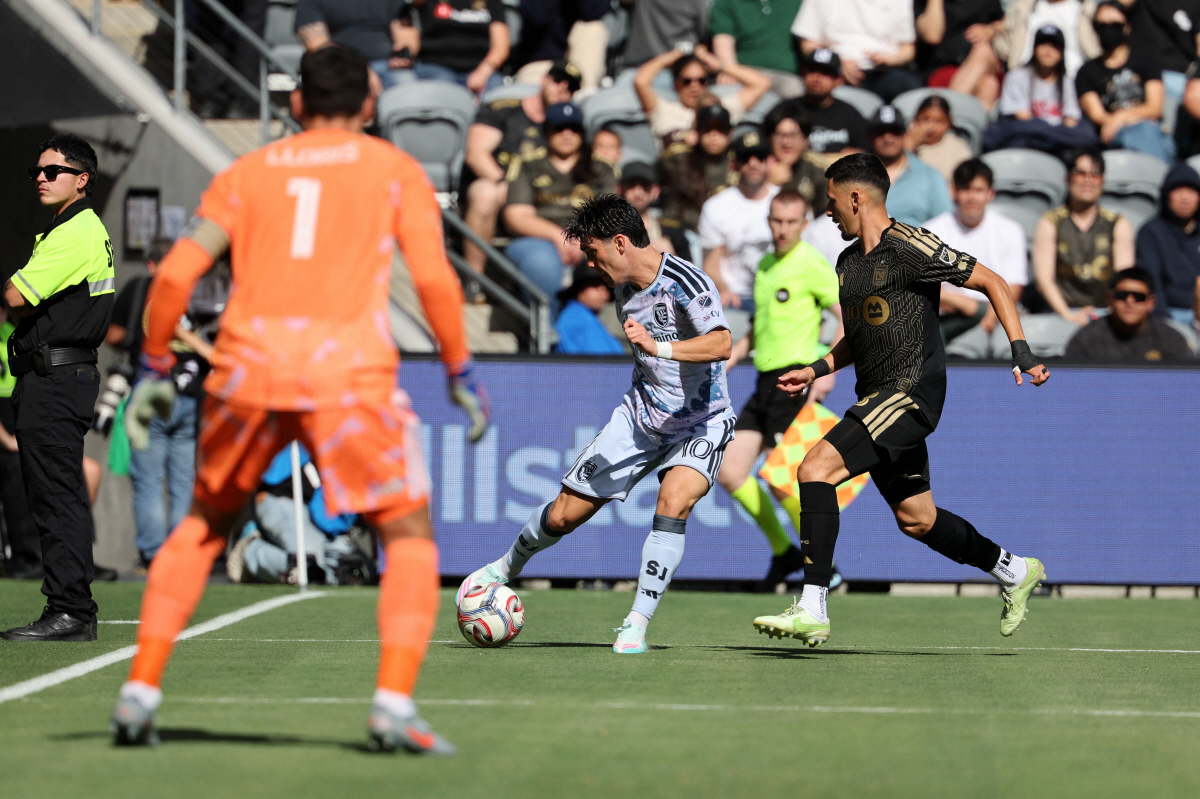 LOS ANGELES, CALIFORNIA - APRIL 19: Niko Tsakiris #10 of the San Jose Earthquakes takes a shot on goal against Mark Delgado #8 of the Los Angeles Football Club during the first half at BMO Stadium on April 19, 2026 in Los Angeles, California. Kevork Djansezian/Getty Images/AFP (Photo by KEVORK DJANSEZIAN / GETTY IMAGES NORTH AMERICA / Getty Images via AFP)
