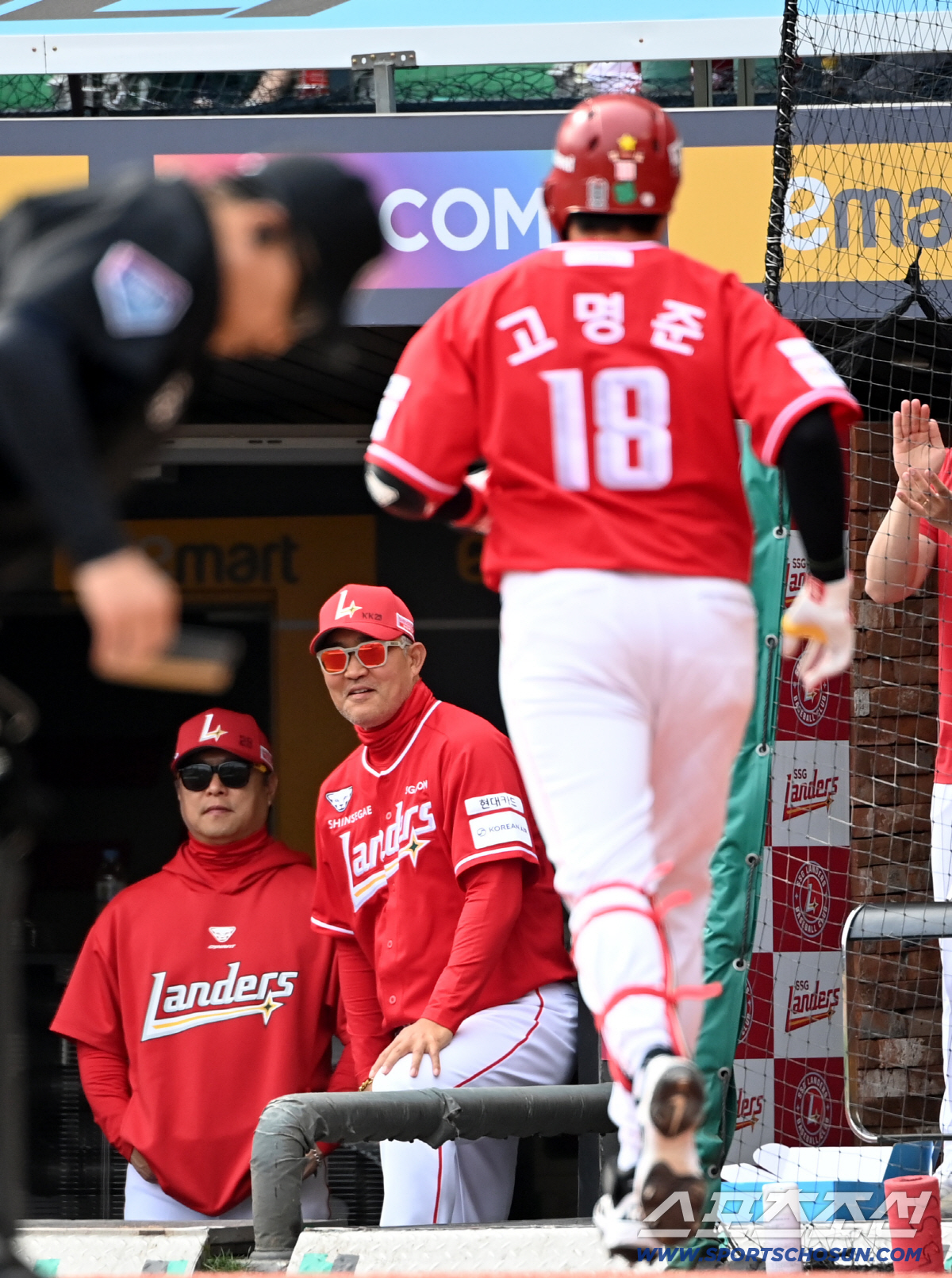 29일 인천SSG랜더스필드에서 열린 KIA와 SSG의 경기. 4회말 SSG 고명준이 솔로홈런을 치고 이숭용 감독의 환영을 받고 있다. 고명준의 연타석 홈런이다. 인천=허상욱 기자 wook@sportschosun.com/2026.03.29/