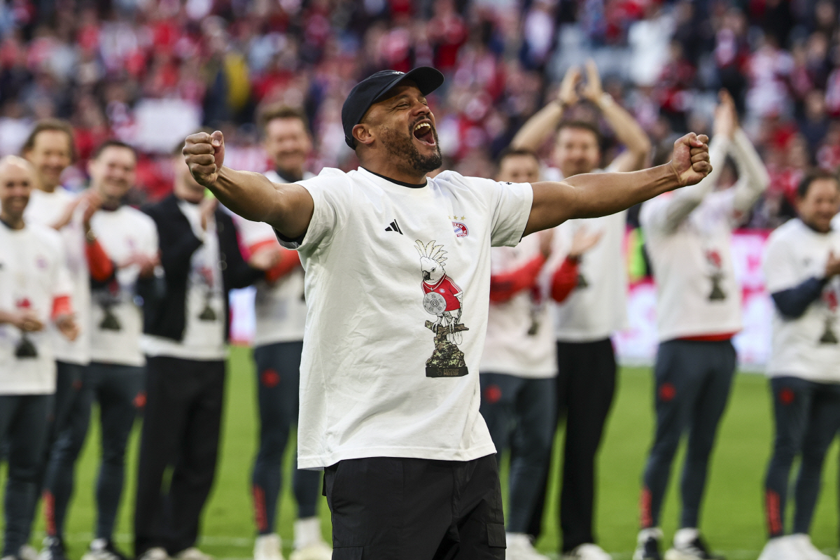 epa12900987 Head coach Vincent Kompany of Munich celebrates winning the German Bundesliga title after the soccer match between FC Bayern Munich and VfB Stuttgart, in Munich, Germany, 19 April 2026. EPA/RONALD WITTEK CONDITIONS - ATTENTION: The DFL regulations prohibit any use of photographs as image sequences and/or quasi-video.