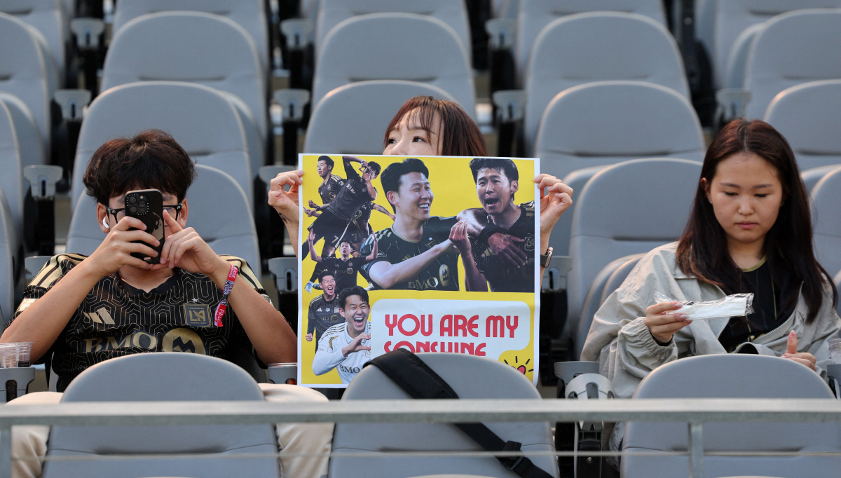 LOS ANGELES, CALIFORNIA - APRIL 19: A fan holds a sign referring to Son Heung-Min #7 of the Los Angeles Football Club before a game against the San Jose Earthquakes at BMO Stadium on April 19, 2026 in Los Angeles, California. Kevork Djansezian/Getty Images/AFP (Photo by KEVORK DJANSEZIAN / GETTY IMAGES NORTH AMERICA / Getty Images via AFP)