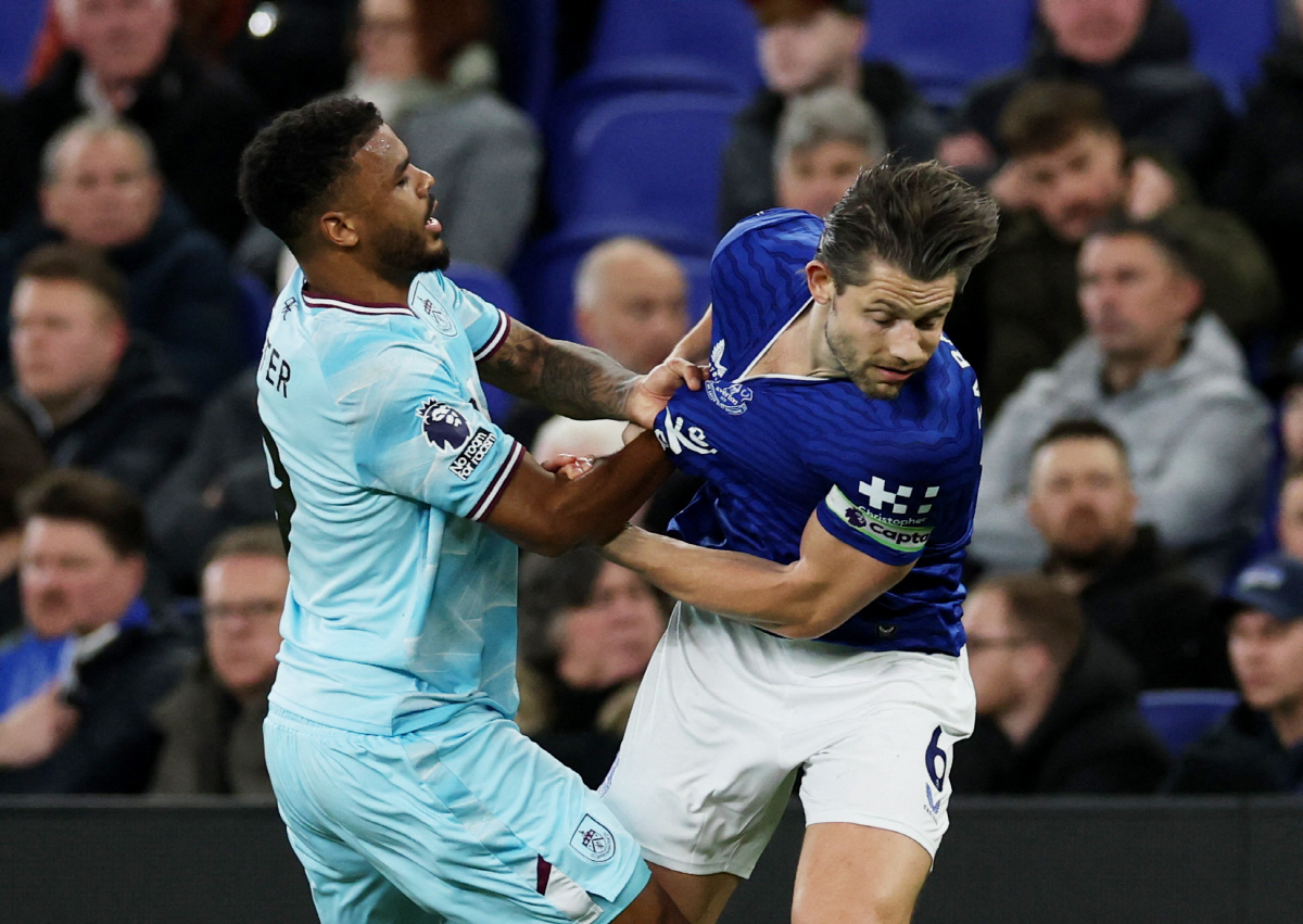 Soccer Football - Premier League - Everton v Burnley - Hill Dickinson Stadium, Liverpool, Britain - March 3, 2026 Burnley's Lyle Foster in action with Everton's James Tarkowski REUTERS/Phil Noble EDITORIAL USE ONLY. NO USE WITH UNAUTHORIZED AUDIO, VIDEO, DATA, FIXTURE LISTS, CLUB/LEAGUE LOGOS OR 'LIVE' SERVICES. ONLINE IN-MATCH USE LIMITED TO 120 IMAGES, NO VIDEO EMULATION. NO USE IN BETTING, GAMES OR SINGLE CLUB/LEAGUE/PLAYER PUBLICATIONS. PLEASE CONTACT YOUR ACCOUNT REPRESENTATIVE FOR FURTHER DETAILS..