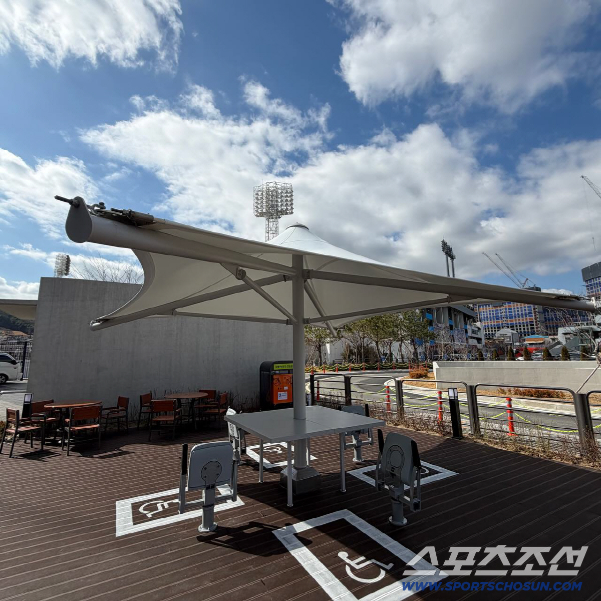 한화생명볼파크 앞에 마련된 사회적 배려 대상자 전용 쉼터. 대전=이종서 기자