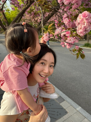 이유영, 둘째 임신 중에도 딸 업고 데이트…벚꽃 아래 현실 육아 