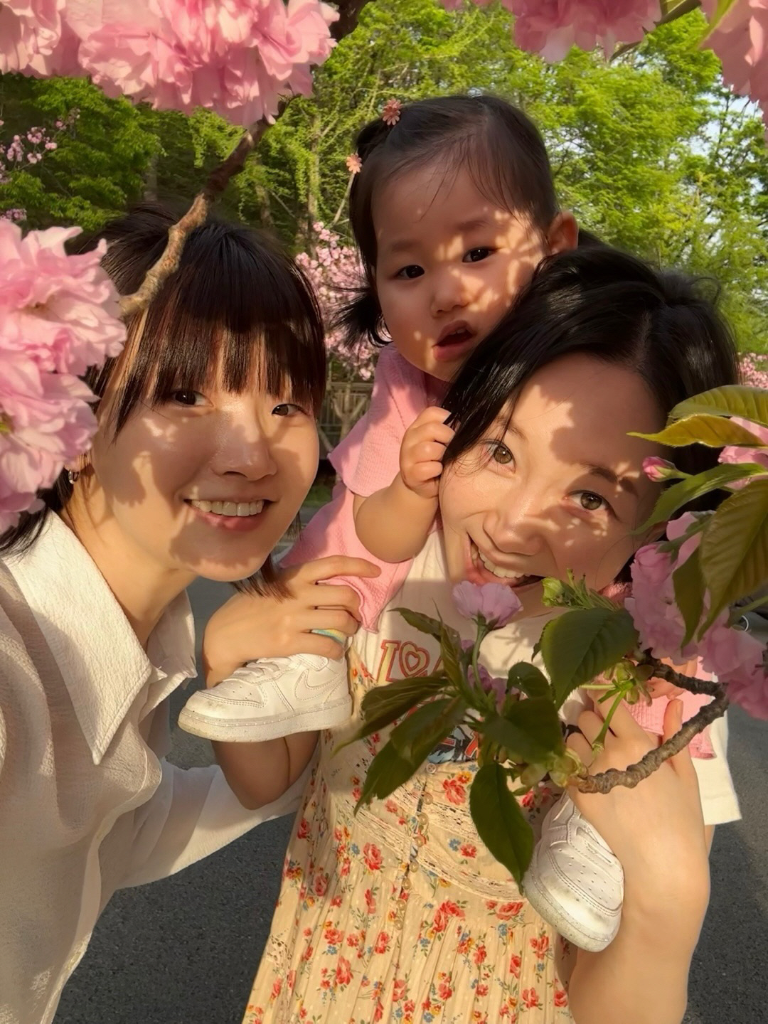 이유영, 둘째 임신 중에도 딸 업고 데이트…벚꽃 아래 현실 육아 "어깨 위에도 꽃"