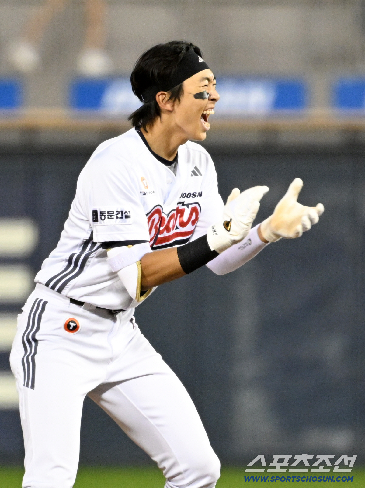 18일 잠실구장에서 열린 두산과 KIA의 경기. 10회말 두산 김민석이 안타를 날린 뒤 환호하고 있다. 잠실=박재만 기자 pjm@sportschosun.com/2026.04.18/