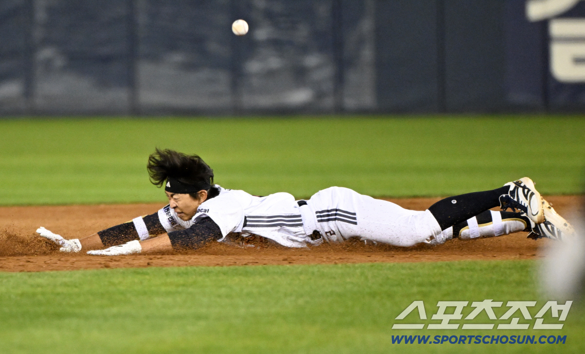 17일 잠실구장에서 열린 두산과 KIA의 경기. 8회말 2사 2루 두산 김민석이 안타를 날린 뒤 2루를 향해 몸을 날리고 있다. 잠실=박재만 기자 pjm@sportschosun.com/2026.04.17/