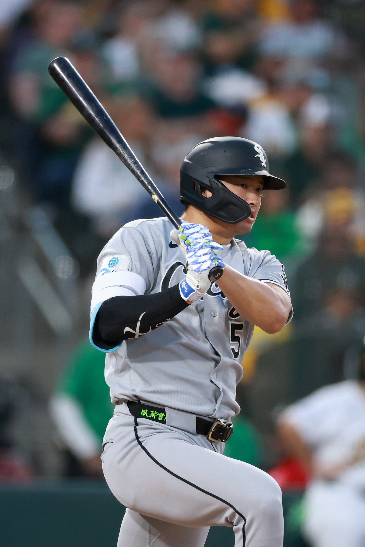 SACRAMENTO, CALIFORNIA - APRIL 17: Munetaka Murakami #5 of the Chicago White Sox hits a single against the Athletics in the fourth inning at Sutter Health Park on April 17, 2026 in Sacramento, California. Ezra Shaw/Getty Images/AFP (Photo by EZRA SHAW / GETTY IMAGES NORTH AMERICA / Getty Images via AFP)