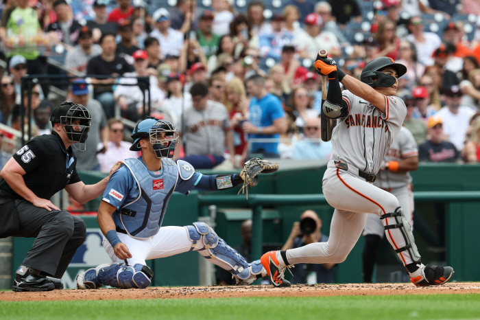 벤치로 나와! '대굴욕' 이정후, 승부처 대타 교체 OUT → 구단 인내심 바닥 보인다