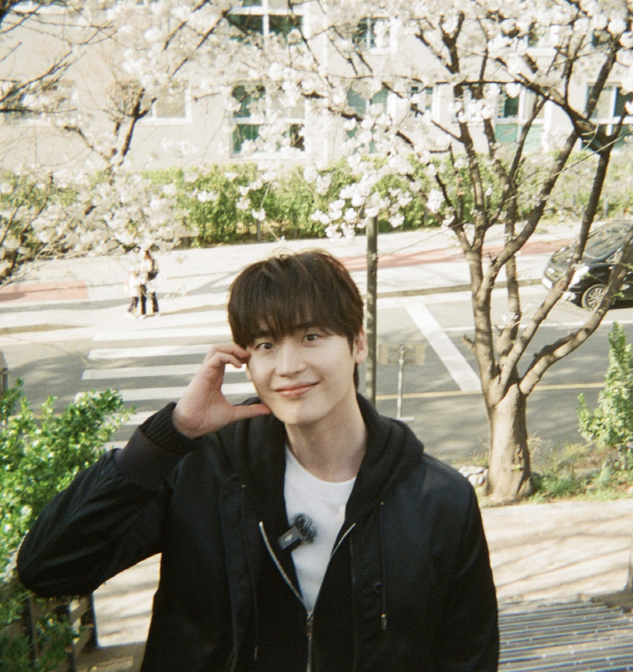 아이유♥가 찍어줬나..이종석, 벚꽃 아래 하트+꽃받침 '남친짤 대방출'