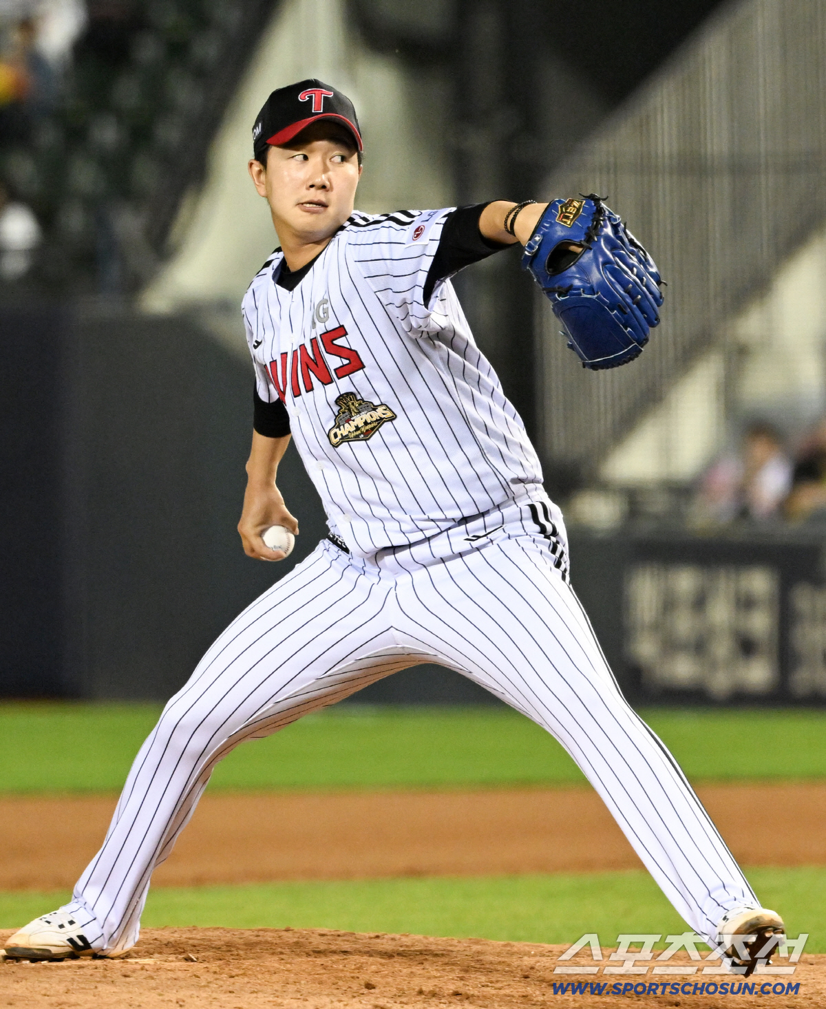 16일 잠실구장에서 열린 LG와 롯데의 경기. LG 유영찬이 역투하고 있다. 잠실=박재만 기자 pjm@sportschosun.com/2026.04.16/