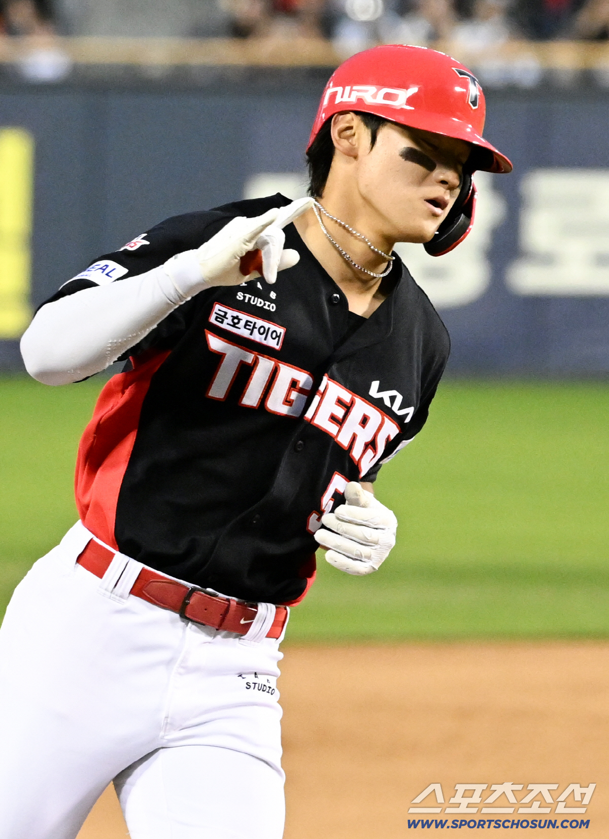 18일 잠실구장에서 열린 두산과 KIA의 경기. 8회초 1사 2루 KIA 김도영이 투런포를 날린 뒤 환호하고 있다. 잠실=박재만 기자 pjm@sportschosun.com/2026.04.18/