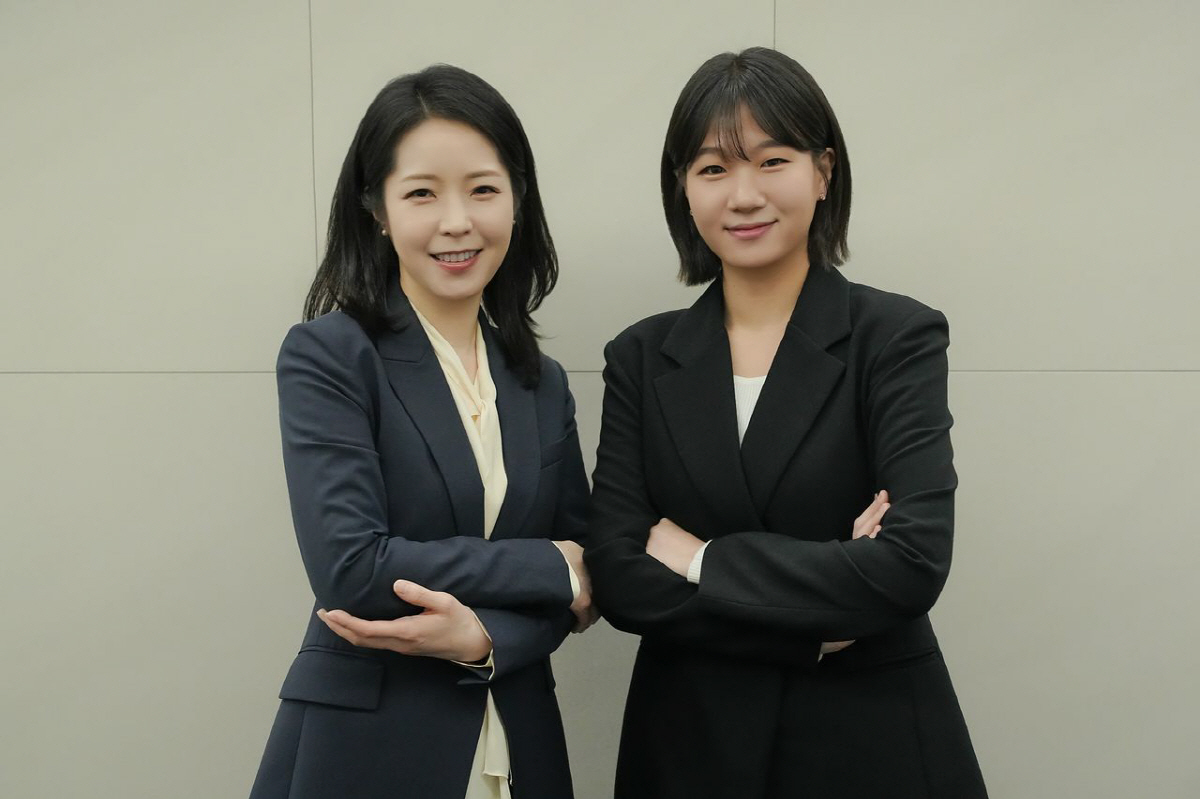 '베팅 온 팩트' 참가자 강전애(왼쪽), 박성민. 사진 제공=웨이브