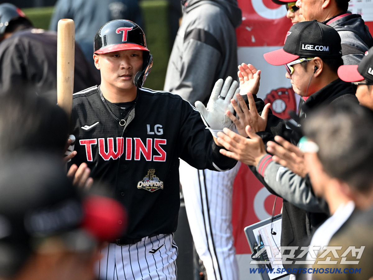 17일 수원KT위즈파크에서 열린 LG와 KT의 시범경기. 8회초 LG 이재원이 솔로홈런을 치고 기쁨을 나누고 있다. 수원=허상욱 기자 wook@sportschosun.com/2026.03.17/