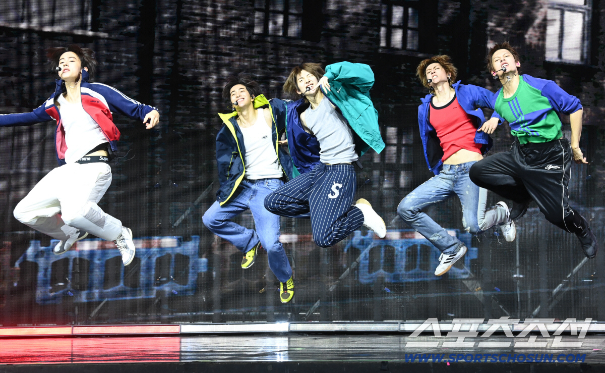 코르티스(마틴, 제임스, 주훈, 성현, 건호)의 미니 2집 'GREENGREEN' 미디어 쇼케이스가 20일 예스24 라이브홀에서 열렸다. 타이틀곡 무대를 선보이는 코르티스 멤버들의 모습. 허상욱 기자 wook@sportschosun.com/2026.04.20/