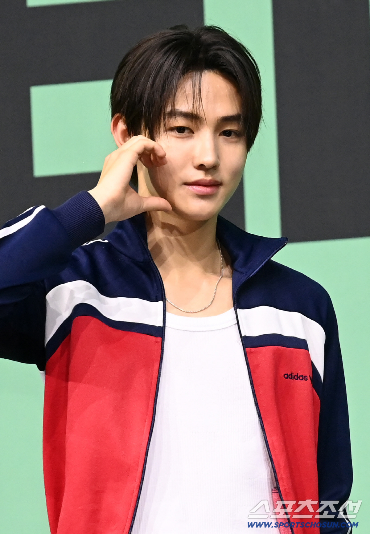 코르티스(마틴, 제임스, 주훈, 성현, 건호)의 미니 2집 'GREENGREEN' 미디어 쇼케이스가 20일 예스24 라이브홀에서 열렸다. 포즈를 취하는 코르티스 성현의 모습. 허상욱 기자 wook@sportschosun.com/2026.04.20/