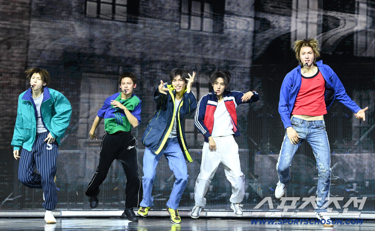 코르티스(마틴, 제임스, 주훈, 성현, 건호)의 미니 2집 'GREENGREEN' 미디어 쇼케이스가 20일 예스24 라이브홀에서 열렸다. 타이틀곡 무대를 선보이는 코르티스 멤버들의 모습. 허상욱 기자 wook@sportschosun.com/2026.04.20/