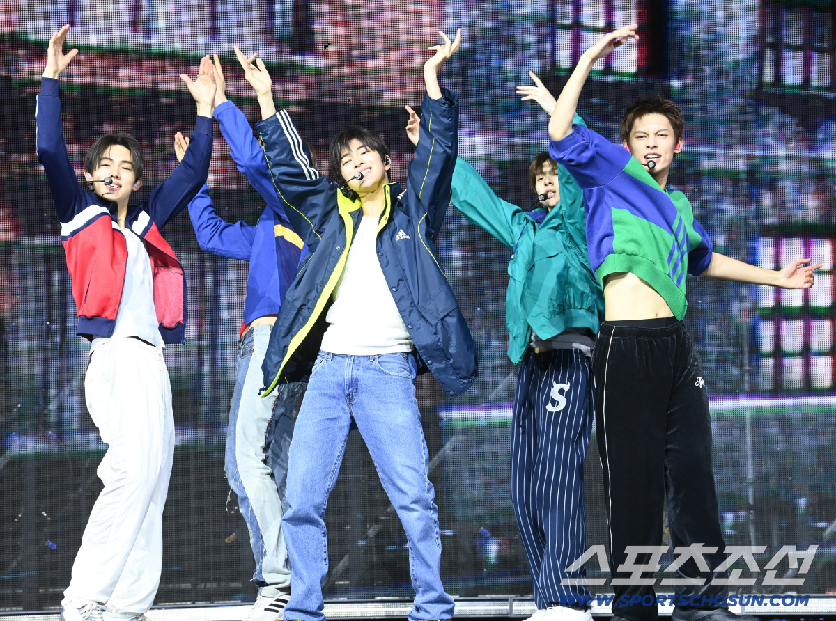 코르티스(마틴, 제임스, 주훈, 성현, 건호)의 미니 2집 'GREENGREEN' 미디어 쇼케이스가 20일 예스24 라이브홀에서 열렸다. 타이틀곡 무대를 선보이는 코르티스 멤버들의 모습. 허상욱 기자 wook@sportschosun.com/2026.04.20/