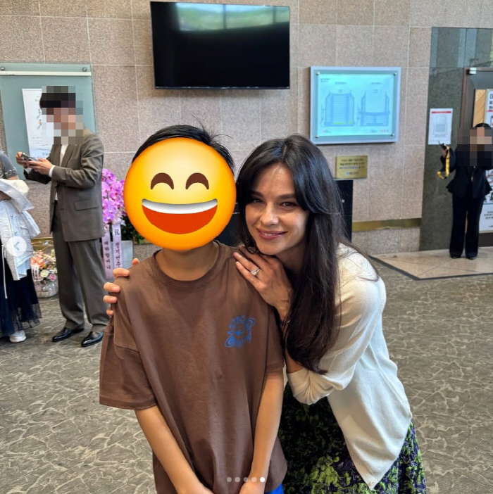 송중기♥케이티, 예술의전당서 포착된 '특급 배려'…"아이 키에 맞춰 매너다리"