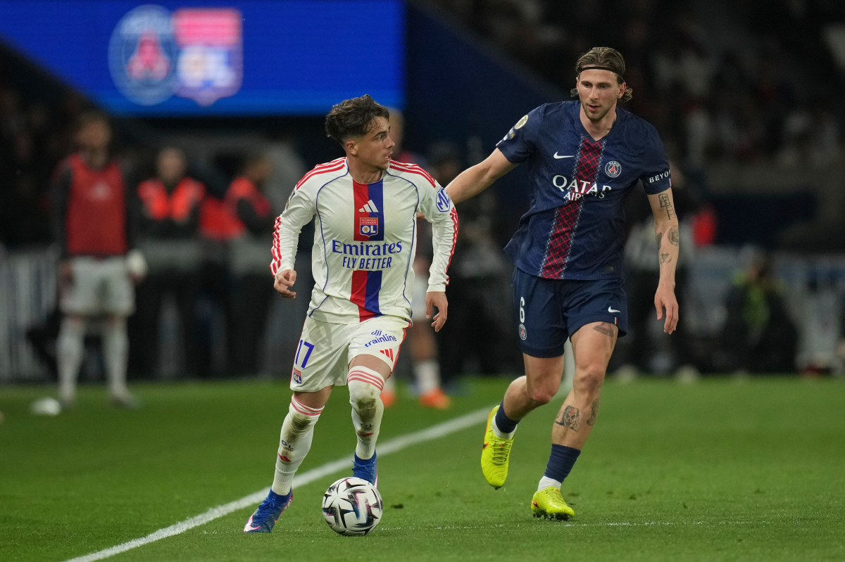 리옹전에 나선 자바르니(오른쪽) AP