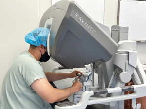 세계 최초, 비만 환자 대상 '지능형 스테이플러' 결합 단일공 로봇수술 성공