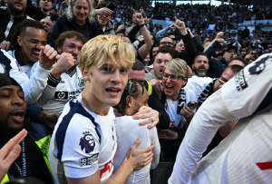 '역대급 배신자 탄생?' 토트넘 20세 꽃미남 MF, '철천지 원수' 아스널-첼시가 원한다...관건은 강등 여부→이적료는 1000억원 호가