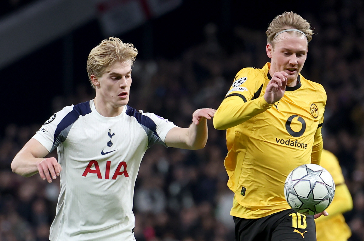 epa12665597 Lucas Bergvall (L) of Tottenham in action against Julian Brandt of Dortmund during the UEFA Champions League match between Tottenham Hotspur and Borussia Dortmund, in London, Britain, 20 January 2026. EPA/ANDY RAIN