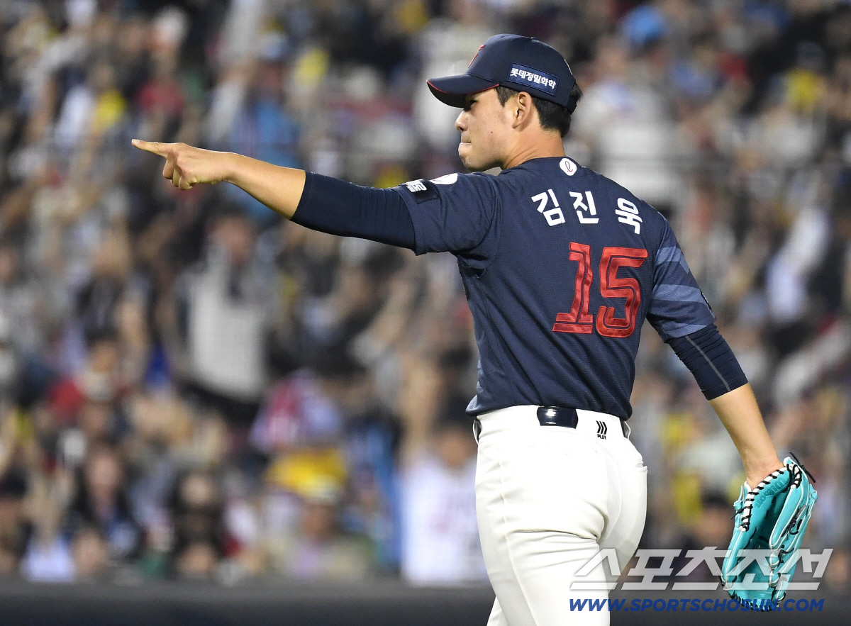 15일 잠실구장에서 열린 LG와 롯데의 주중 3연전 두 번째 경기. 5회말 2사 1, 2루 실점 위기를 넘긴 롯데 선발 김진욱. 잠실=송정헌 기자 songs@sportschosun.com/2026.04.15/