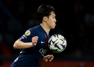 '얼굴 맞고 분노'→'거친 태클 옐로카드' 이강인 교체 출전…PSG, 리옹에 1-2 '충격패'