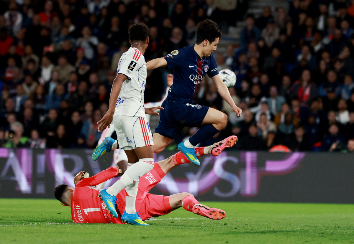 Soccer Football - Ligue 1 - Paris St Germain v Olympique Lyonnais - Parc des Princes, Paris, France - April 19, 2026 Paris St Germain's Lee Kang-in in action with Olympique Lyonnais' Dominik Greif REUTERS/Stephanie Lecocq