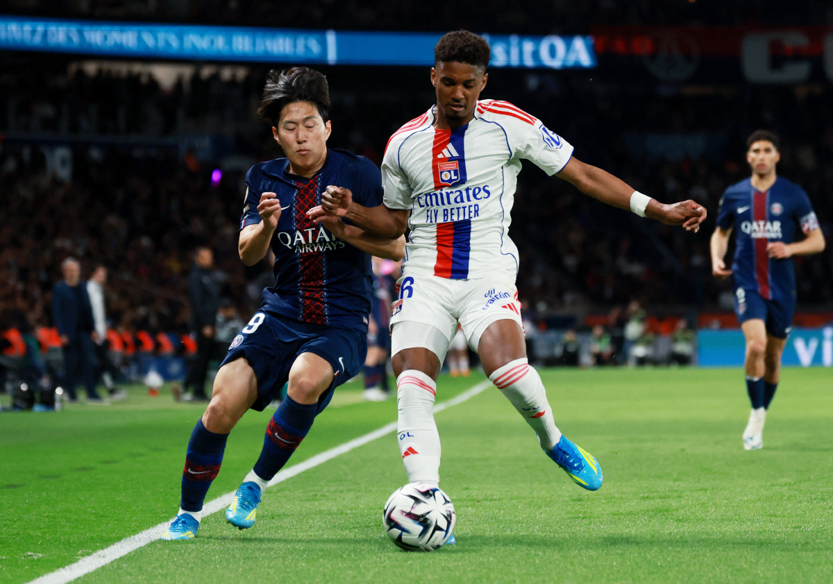 Soccer Football - Ligue 1 - Paris St Germain v Olympique Lyonnais - Parc des Princes, Paris, France - April 19, 2026 Paris St Germain's Lee Kang-in in action with Olympique Lyonnais' Abner REUTERS/Stephanie Lecocq