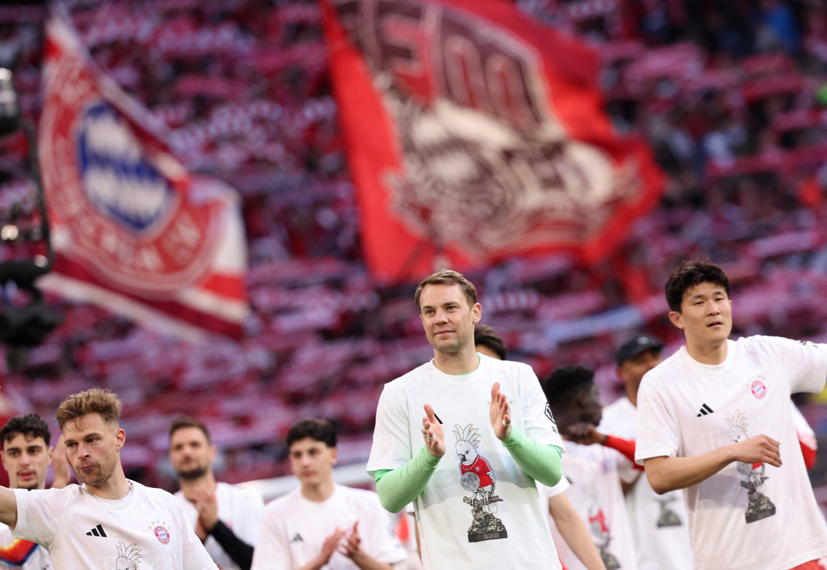 Soccer Football - Bundesliga - Bayern Munich v VfB Stuttgart - Allianz Arena, Munich, Germany - April 19, 2026 Bayern Munich's Manuel Neuer, Joshua Kimmich and Kim Min-jae celebrate after winning the Bundesliga REUTERS/Gintare Karpaviciute DFL REGULATIONS PROHIBIT ANY USE OF PHOTOGRAPHS AS IMAGE SEQUENCES AND/OR QUASI-VIDEO.