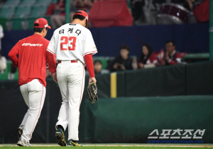 '충격의 ERA 13.03 → 2군행' 시즌 1호 교체 대상? 아직 모른다, 대체 왜