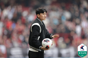 '미드필더였는데요 이젠 센터백입니다' 파격적인 '포변'이 새로운 해법 제시