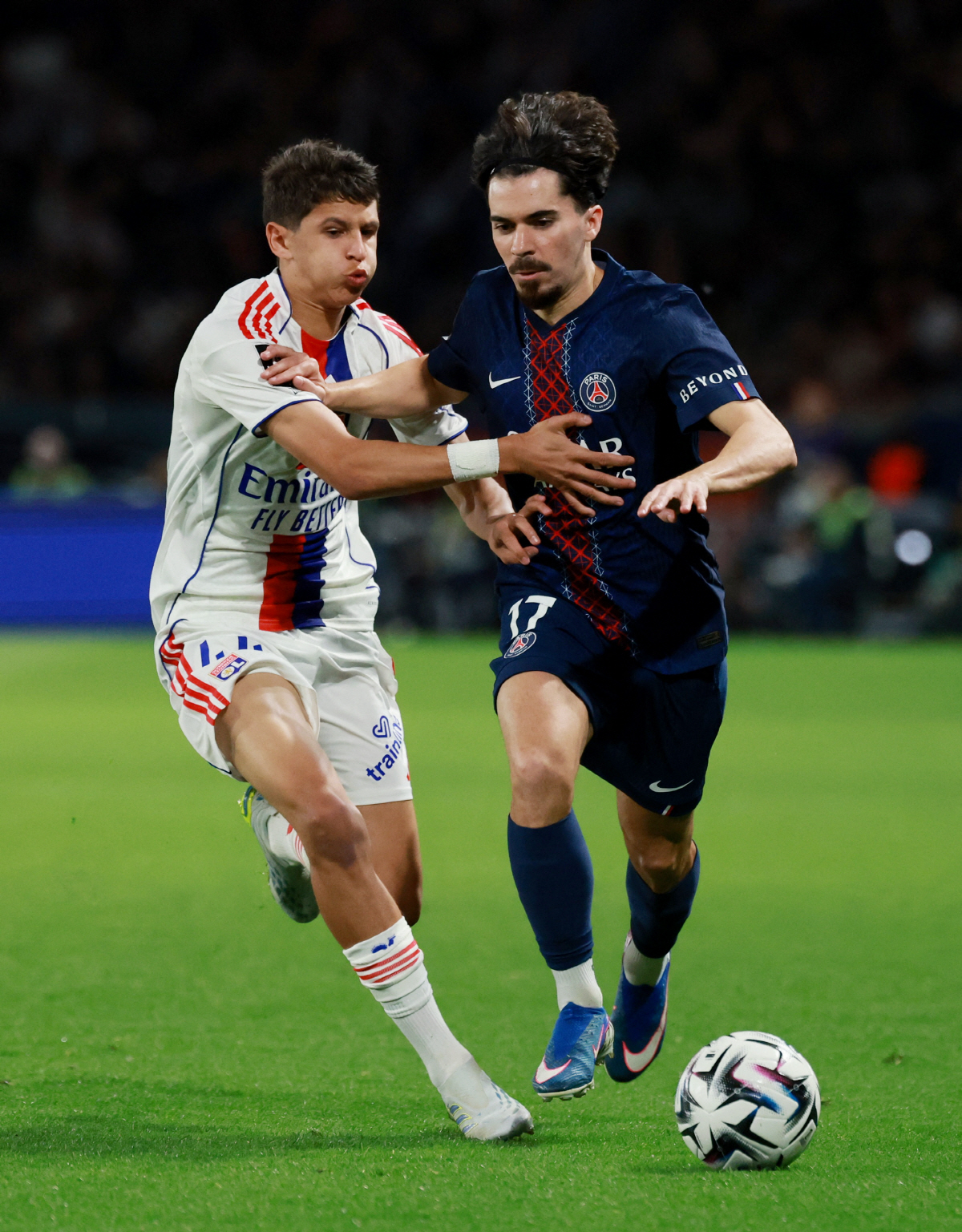 리옹을 상대한 비티냐(오른쪽) 로이터